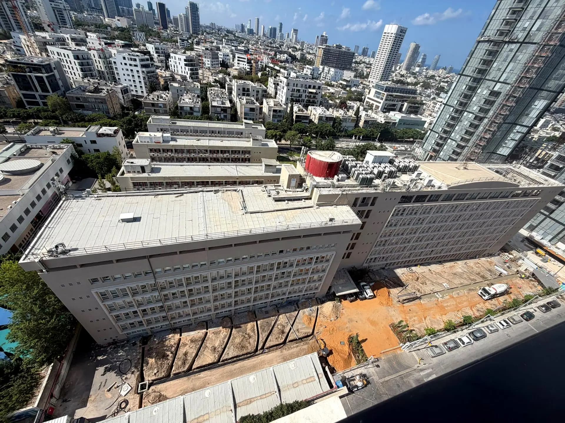 Αεροφωτογραφία του συγκροτήματος Vaad HaPoel στο Τελ Αβίβ κατά τη διάρκεια των έργων υποδομής στον χώρο στάθμευσης